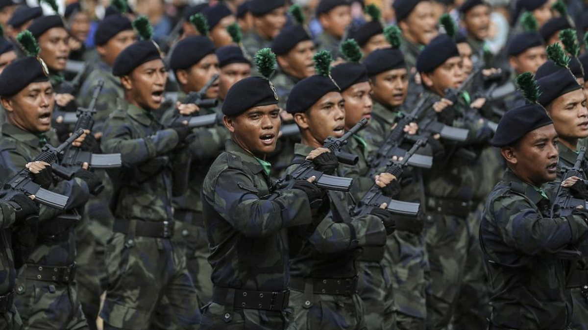 Малайзия вводит войска в города