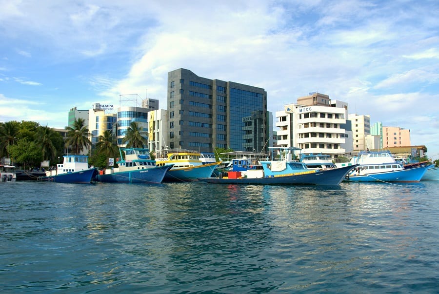 На Мальдивах закрываются все госучреждения
