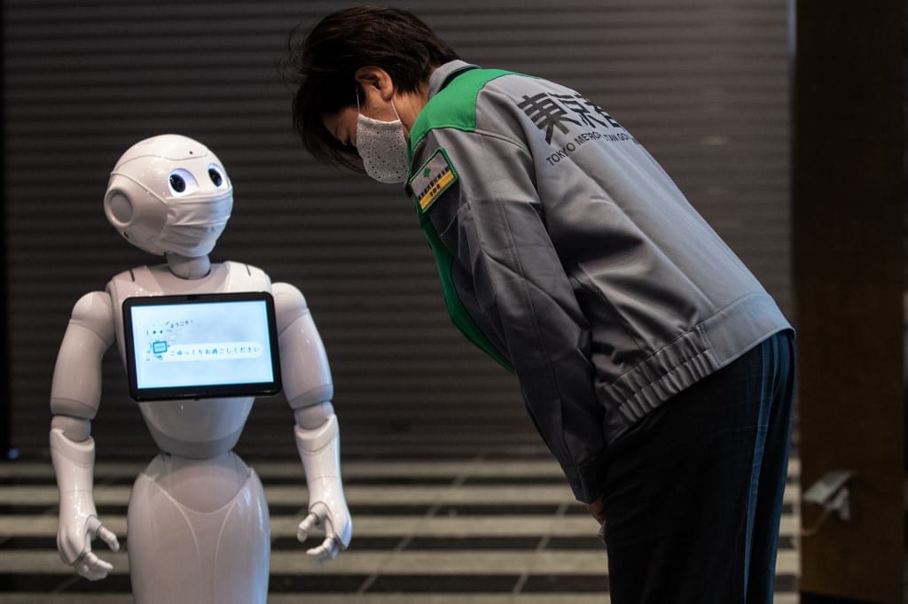 Робот помогает бороться с коронавирусом в Японии