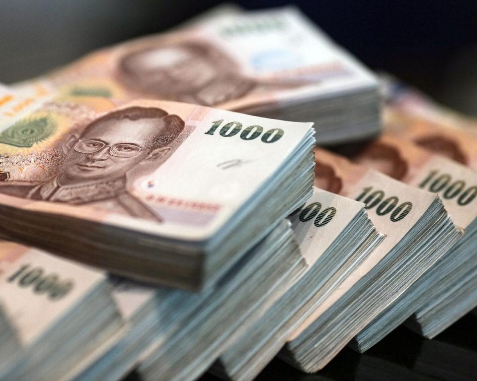 Мужчина украл миллион бат, чтобы расплатиться по карточным долгам