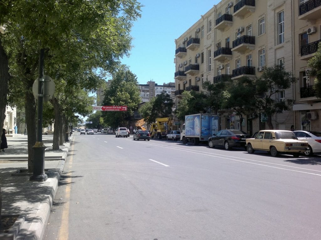 Бакинцев призвали оставаться дома из-за дезинфекции улиц