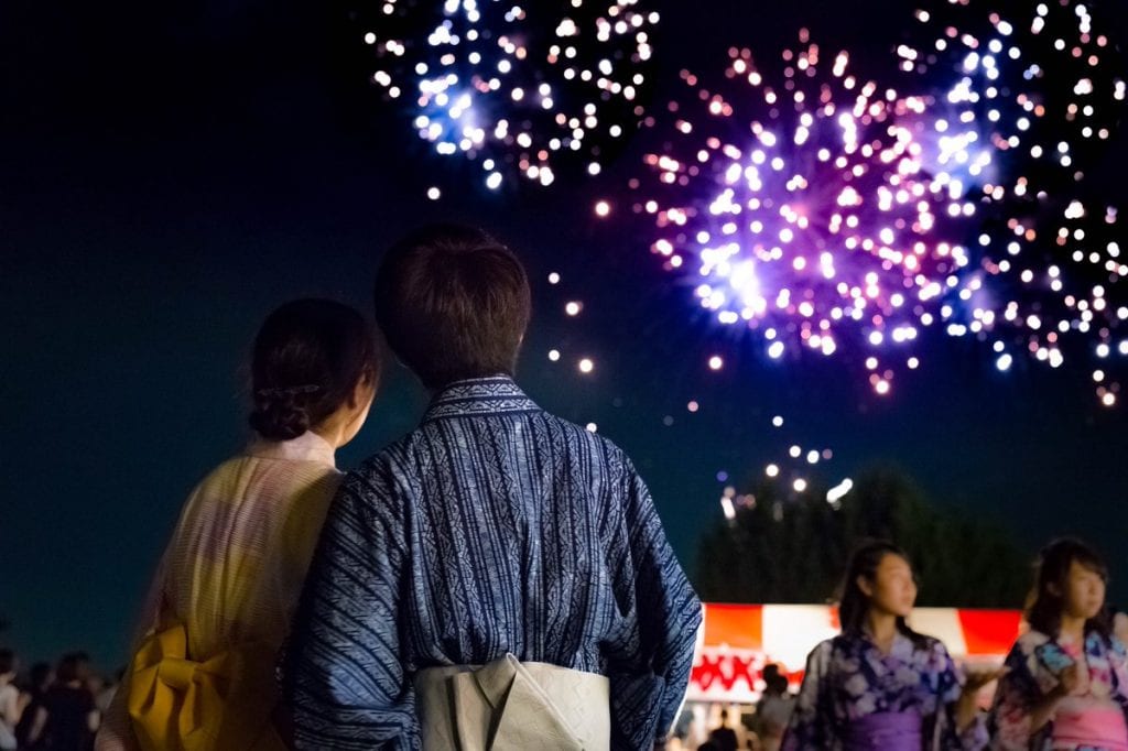 Япония запустит фейерверки, чтобы «подбодрить» своих граждан