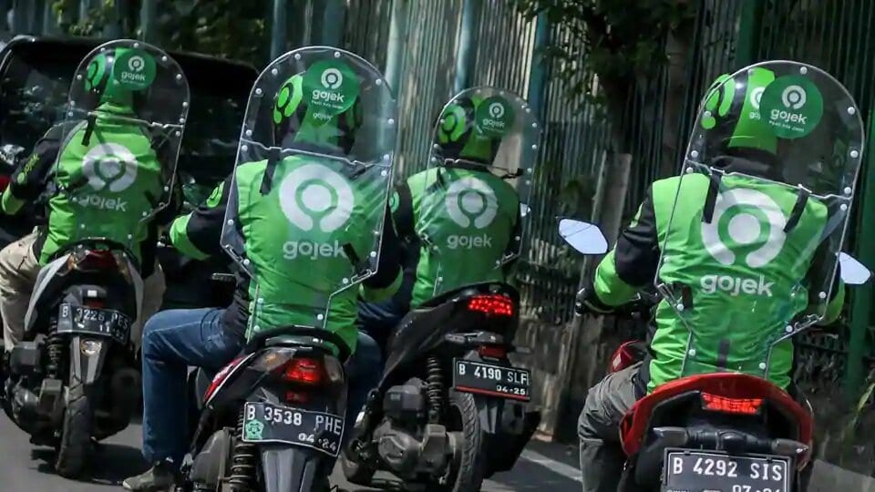 Сервисы мототакси в Индонезии изобрели «антивирусные» щиты