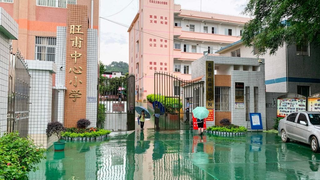 Охранник напал на учеников в китайской школе
