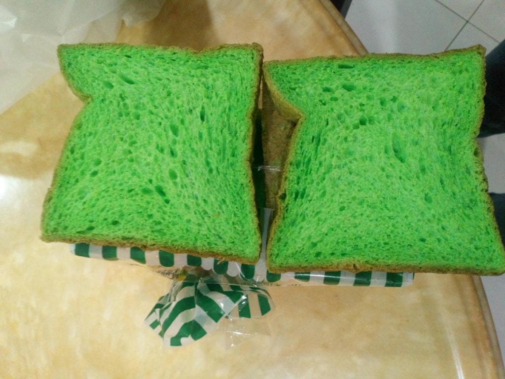В Малайзии продается зеленый хлеб