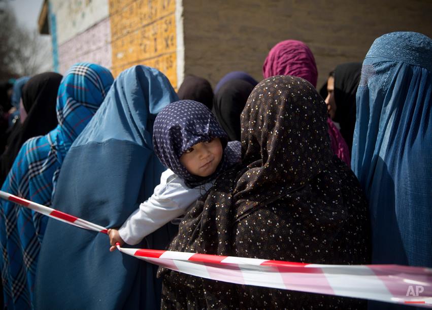 В Афганистане в очереди за визой погибли 11 женщин