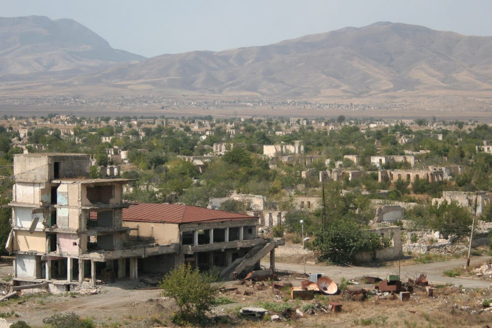 Половину населения перевезли из Нагорного Карабаха в Армению