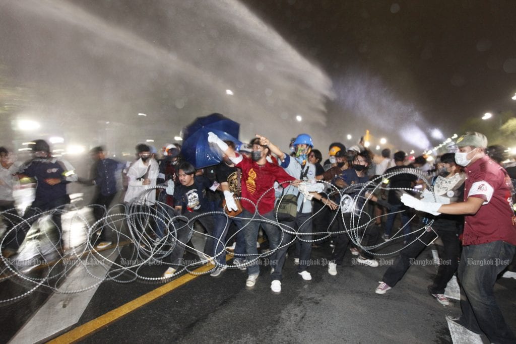 Тайские демонстранты столкнулись с водометами