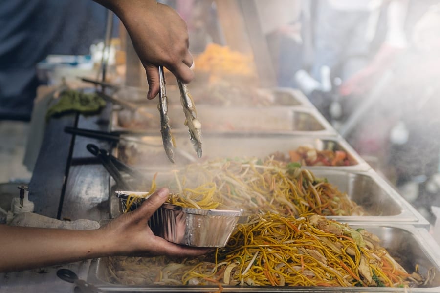 Ресторан предлагает бесплатную еду для рабочих-мигрантов