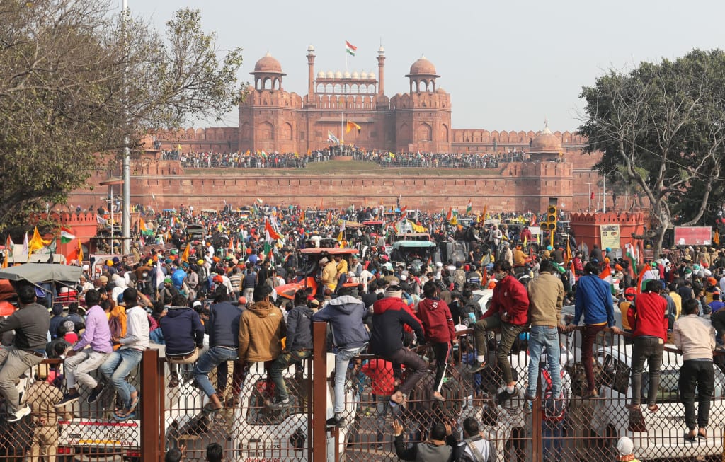 В Индии на тракторах штурмовали Красный форт