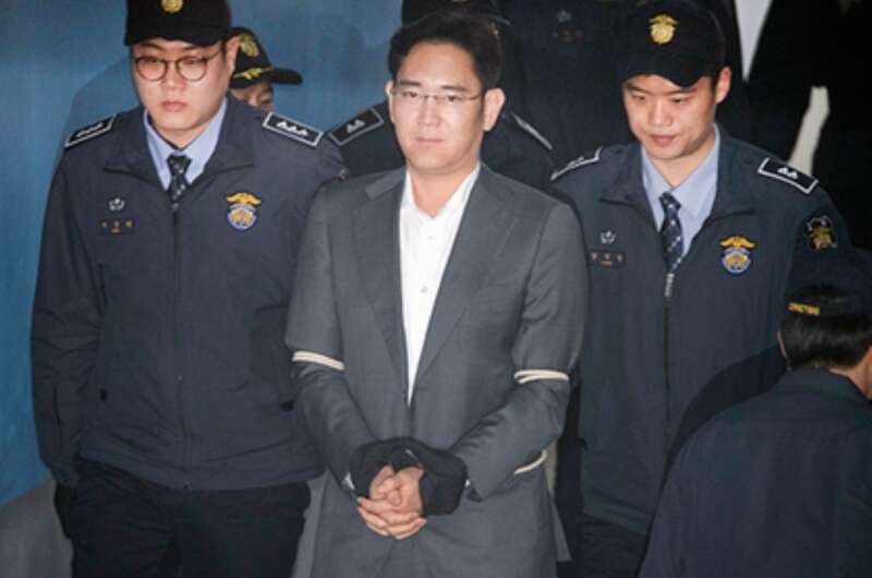 Главу Samsung посадили на 2,5 года в Южной Корее