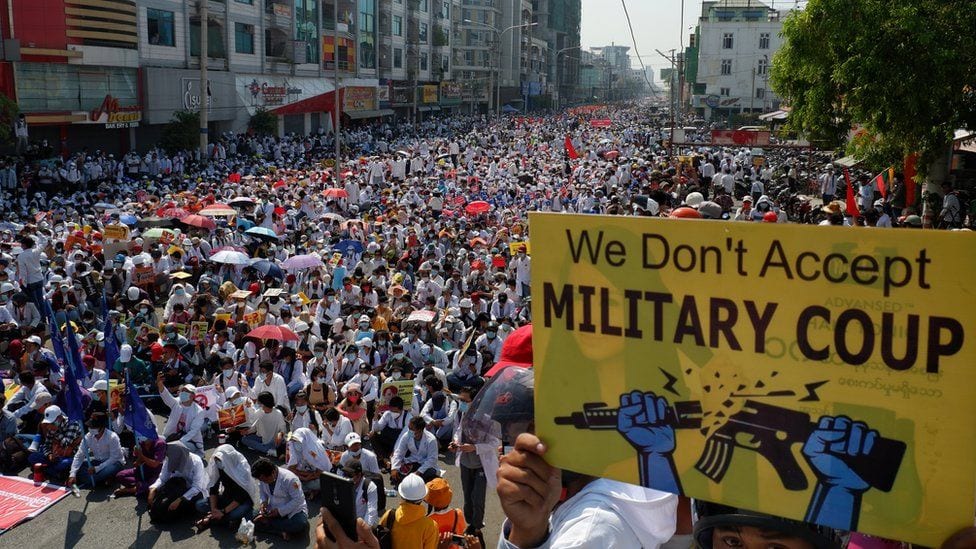 На улицы Мьянмы вышли сотни тысяч протестующих