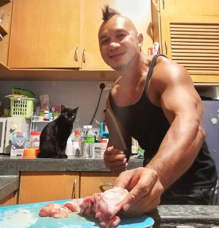 Боец ММА из Малайзии в свободное от турниров время помогает котикам и собачкам