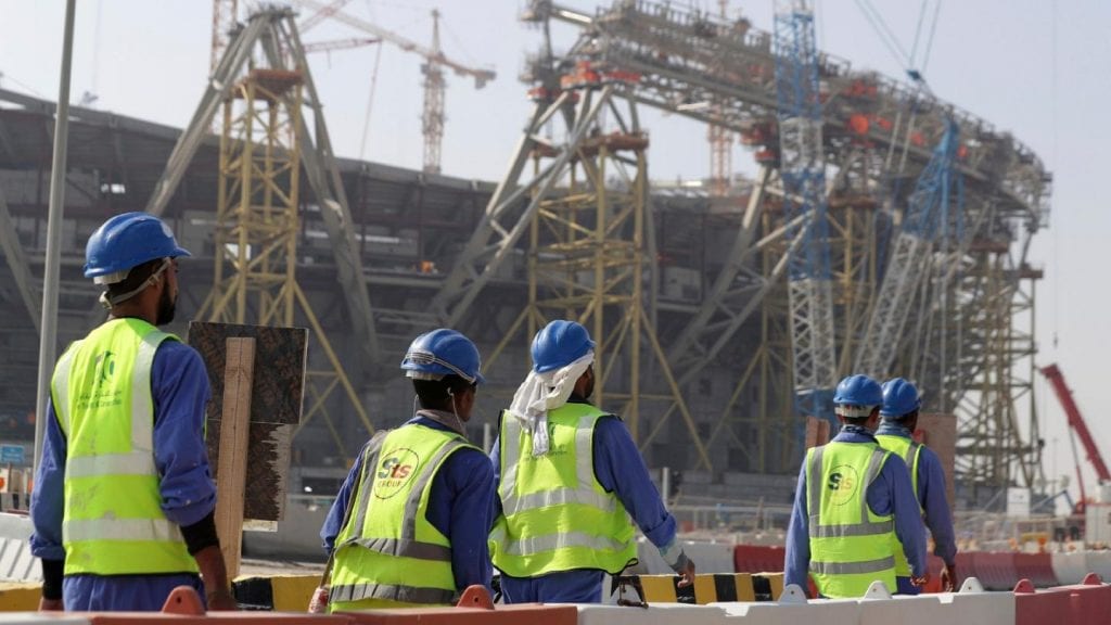 Более 6500 рабочих-мигрантов погибли в Катаре во время подготовки к ЧМ по футболу