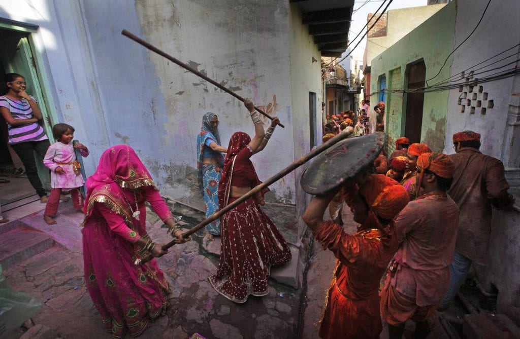 Латмар Холи: индийский праздник, когда женщины бьют мужчин палками