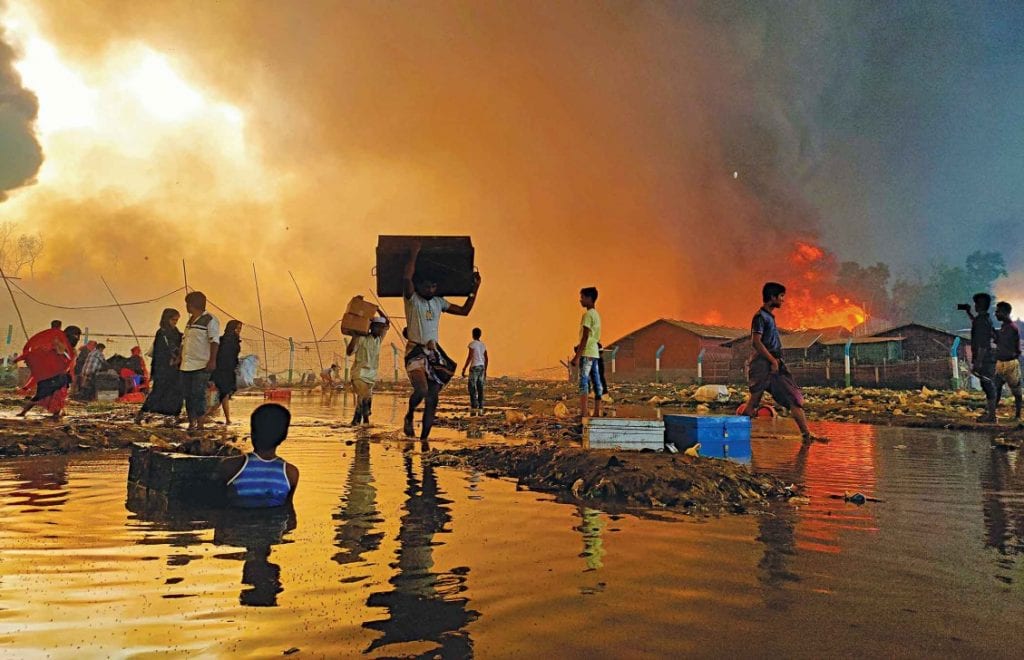 В Бангладеш от сильнейшего пожара пострадало более 50 000 беженцев