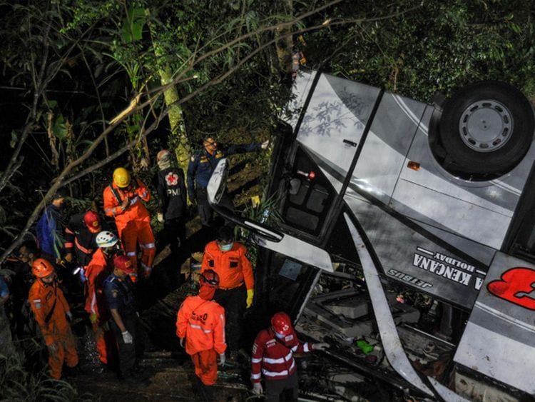 В Индонезии опрокинулся экскурсионный автобус со школьниками: погибло 27 человек
