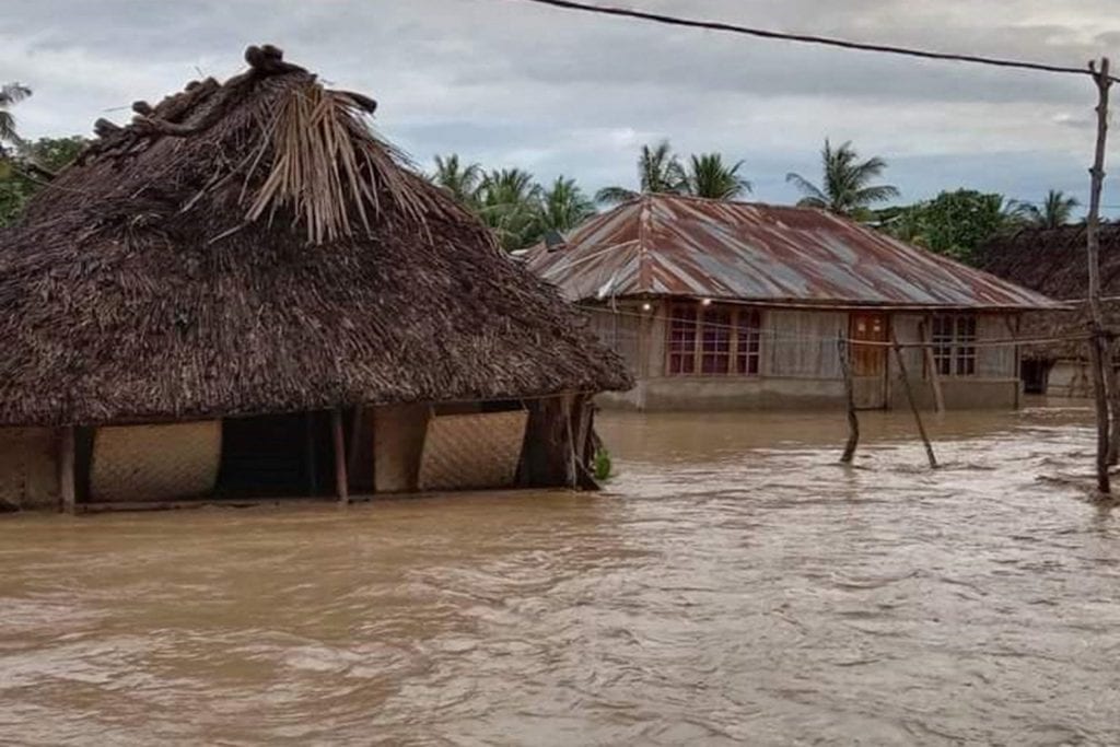 В Индонезии от внезапного наводнения погибло 75 человек