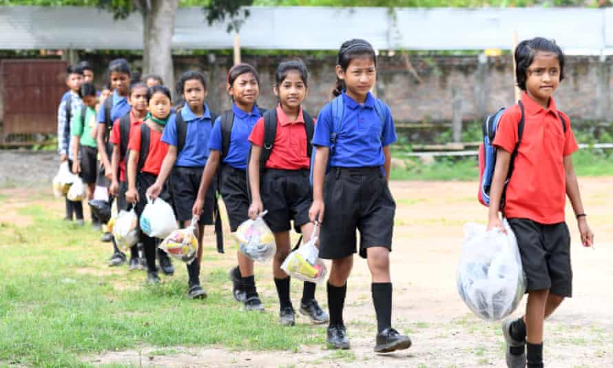 В Индии школа берет плату с учеников пластиковыми отходами