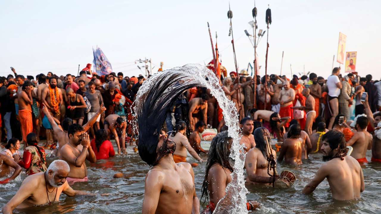 Миллионы индусов собрались искупаться в реке Ганг