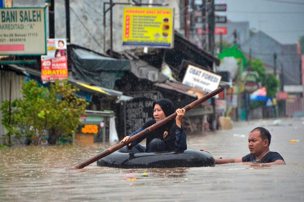 Индонезия предупреждает о более крупных и частых циклонах