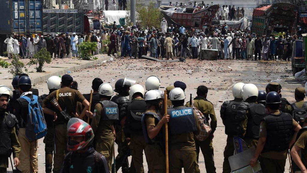 Пакистанские исламисты взяли полицию в заложники