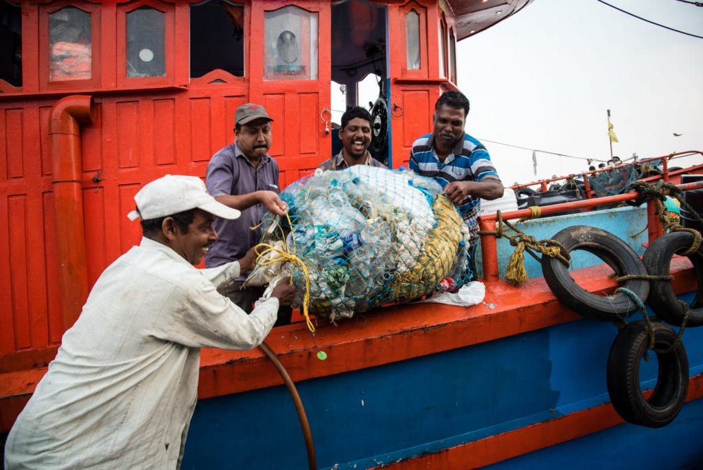 Рыбаки и пластиковые дороги Индии