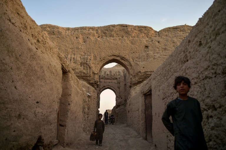 Афганские беженцы поселились на руинах затерянного города