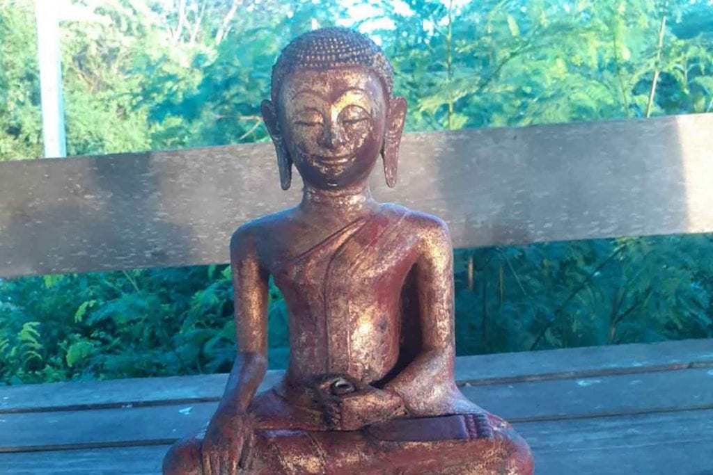 Украденную статую Будды нашли на автобусной остановке