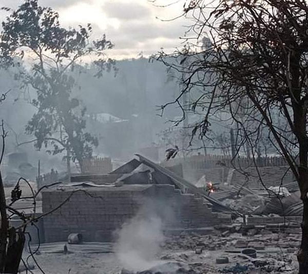 Деревня в Мьянме разрушена в результате столкновений между военными и партизанскими отрядами