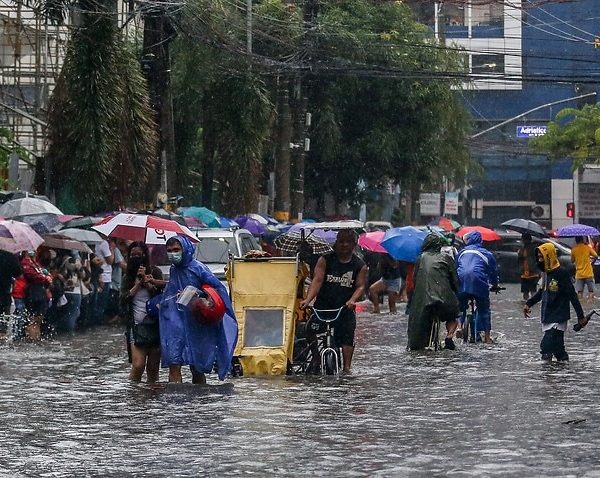 Филиппинцы бегут от проливного дождя