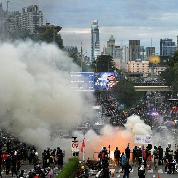 Тайская полиция стреляет резиновыми пулями в протестующих
