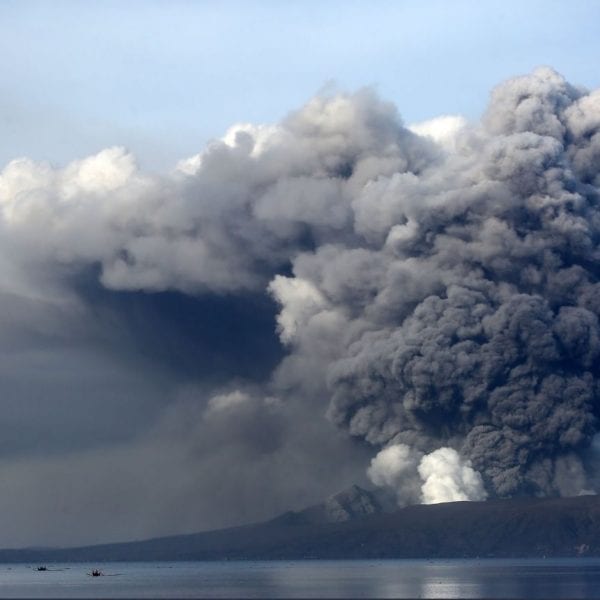 На Филиппинах повышается уровень опасности из-за вулкана