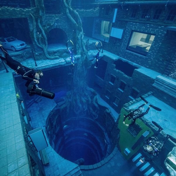 Самый глубокий в мире бассейн открылся в Дубае