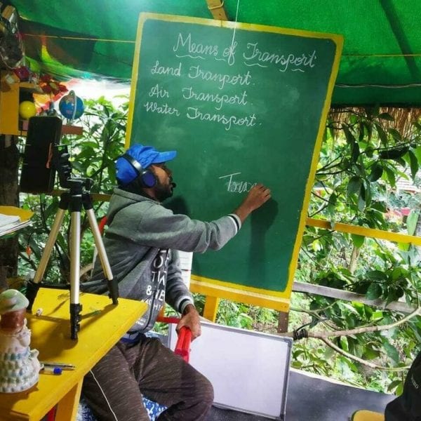 Учитель в Индии построил классную комнату на дереве