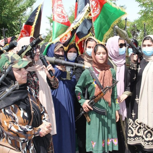 Вооруженные афганские женщины выходят на демонстрации против талибов