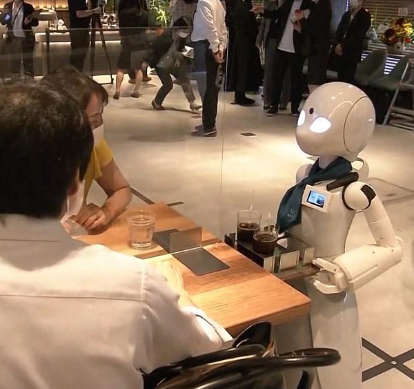 В Японии появились роботы-официанты под управлением инвалидов