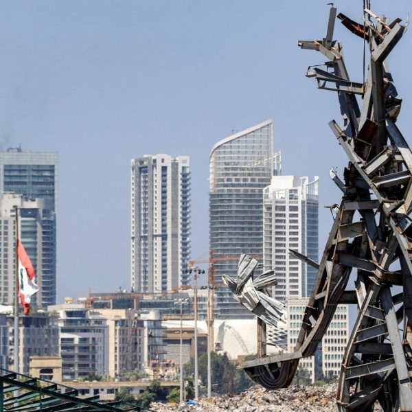 Мемориальная скульптура в порту Бейрута вызывает неоднозначную реакцию