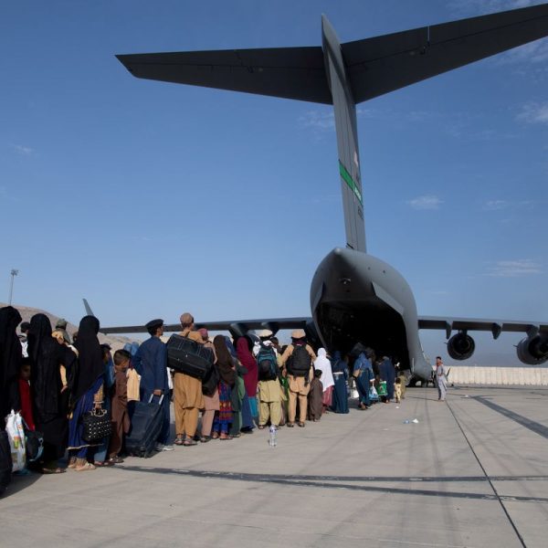 За сутки из Афганистана эвакуировали еще 13 400 человек