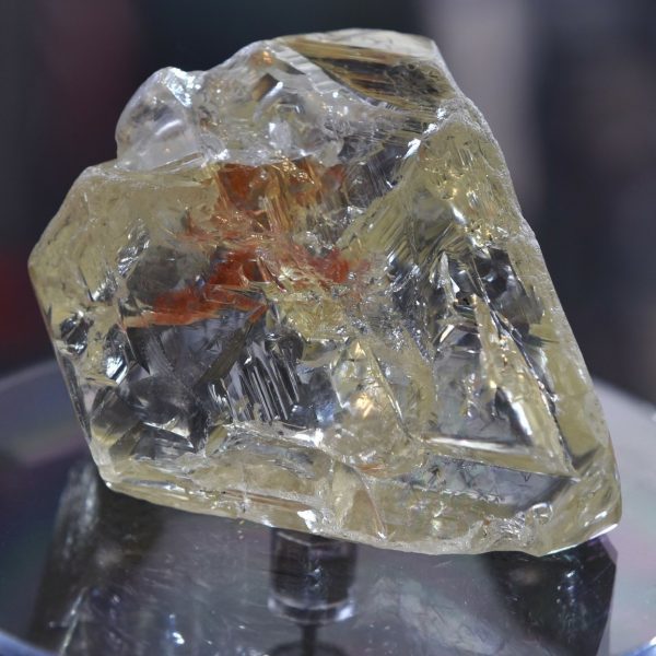 Китайские ученые создали твердое, как алмаз, стекло