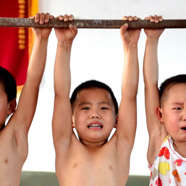 Родители в Китае дают своим детям гормоны роста