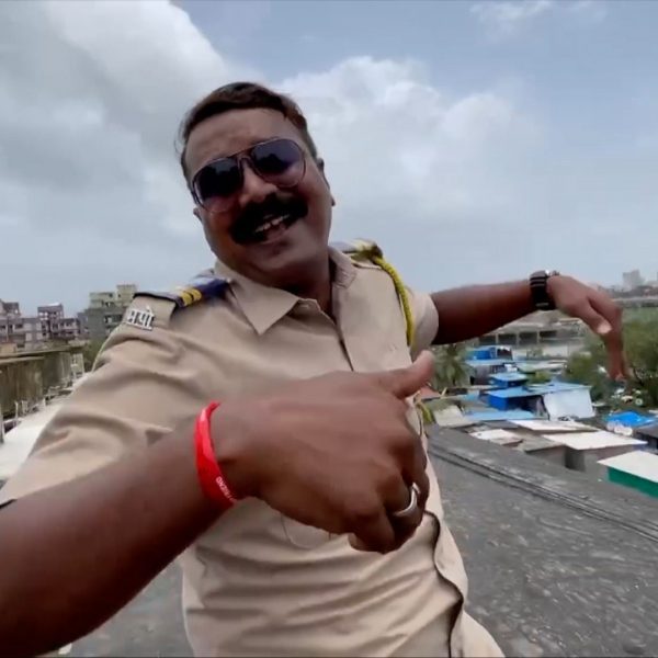 Танцующий полицейский из Индии стал звездой Интернета