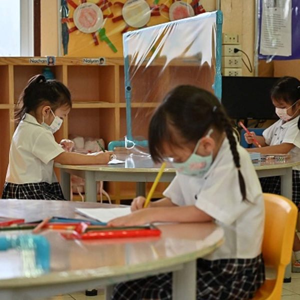Школьники Сингапура получат три набора для самопроверки на COVID-19