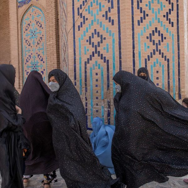 Талибан разрешил женщинам учиться в университете